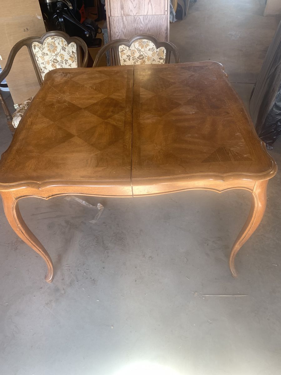 OAK DINETTE TABLE WITH EXTENSION LEAF