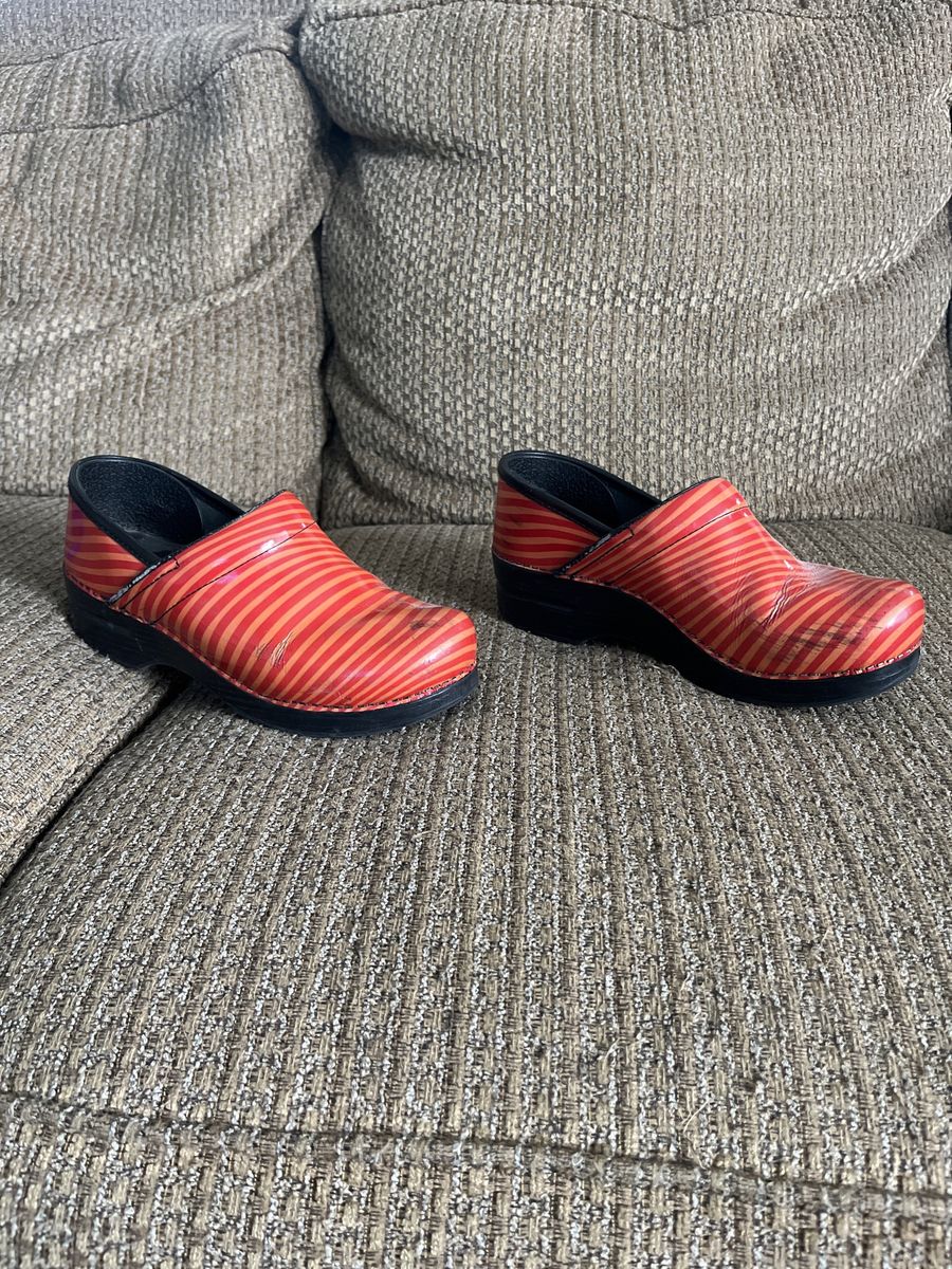 Dansko Professional Clogs Red Striped Patent Leather Nursing Shoes Women's Size 38
