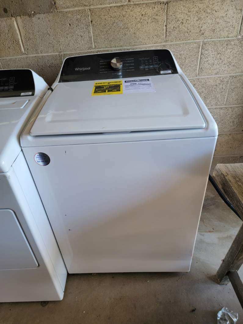 Like NEW - Whirlpool Electric Washer & Dryer set W5010