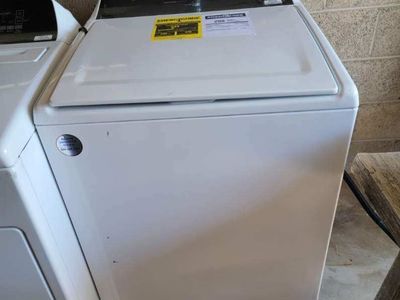 Like NEW - Whirlpool Electric Washer & Dryer set W5010