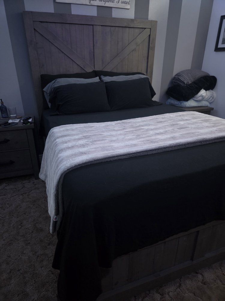 Rustic Farmhouse Queen Bed Frame, Dresser, and Nightstand Set - Weathered Gray Wood