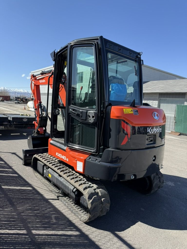 Kubota KX040 Mini Excavator Rental – 4 Ton w/ Thumb - Half Day options