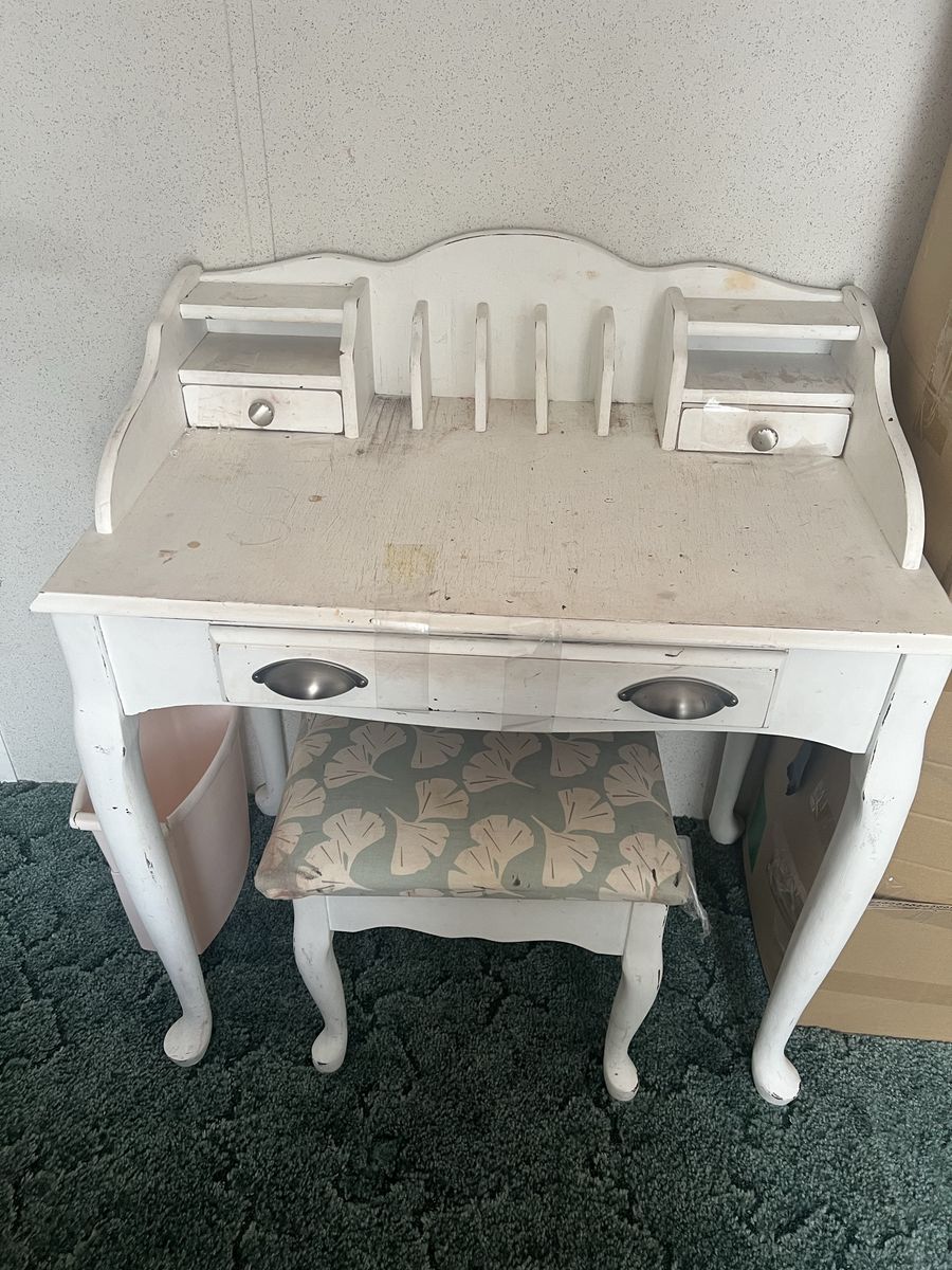 White Vanity Desk and Stool with Drawers and Compartments