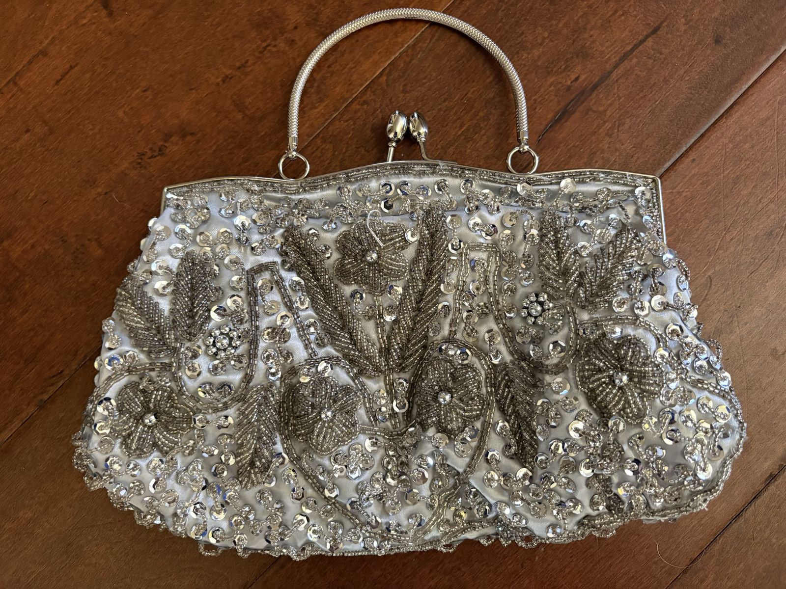 Silver Beaded Sequins Handbag Kiss-Lock Closure