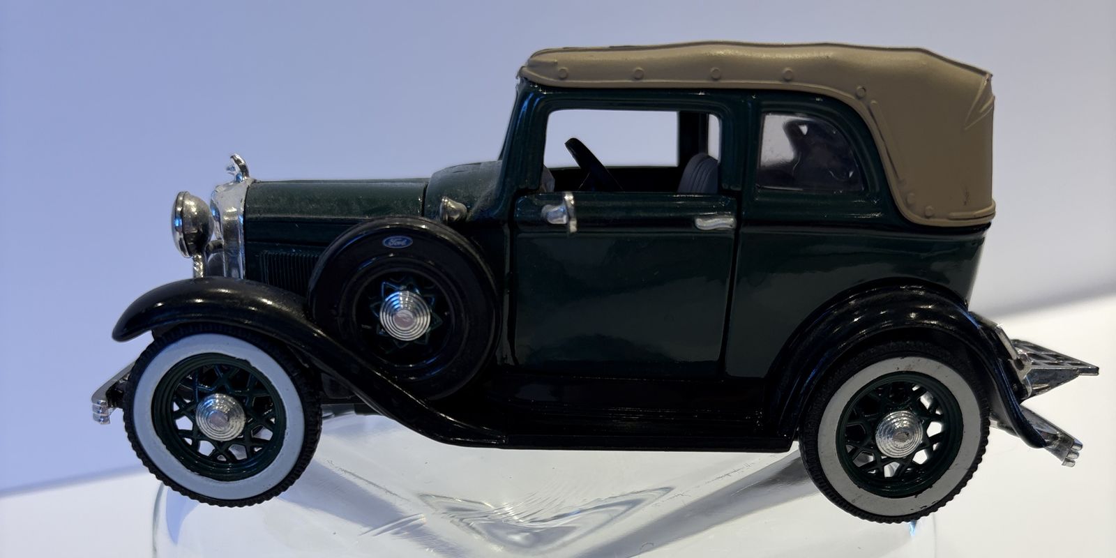 1932 Ford Diecast Model Car - Green & Tan - Collectible Miniature Vehicle -  1:32 Scale