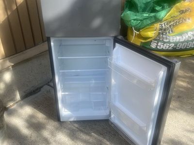 Mini fridge ( Fridgemaster)