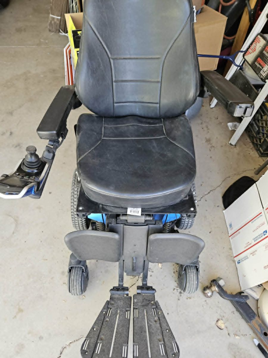 Electric Wheelchair with hitch mounted carrier