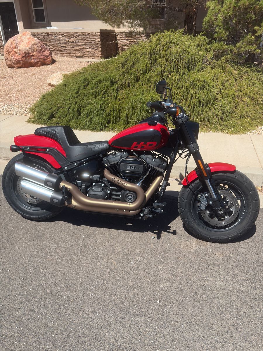 Harley-Davidson Fat Bob 114. Like new Motorcycle - Red/Black, Custom Exhaust