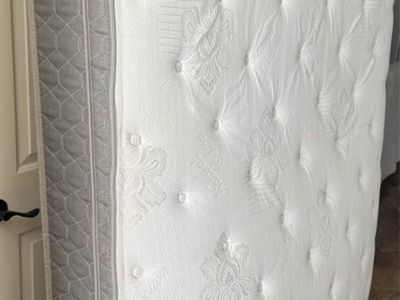 Tufted Quilted Pillow Top Mattress White and Gray queen clean like new $85