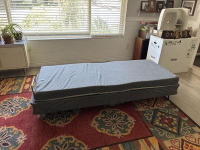 Roll away cot in great shape