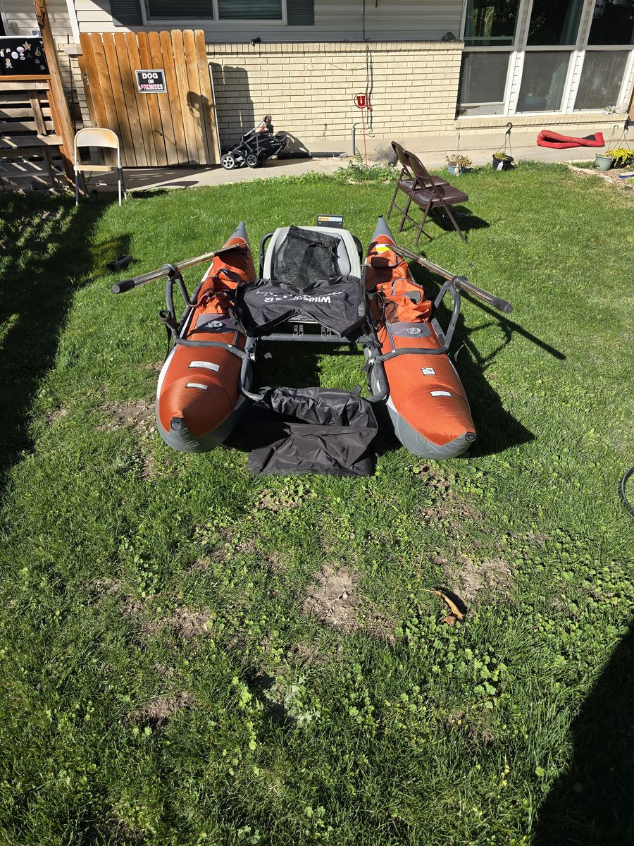 Inflatable pontoon boat