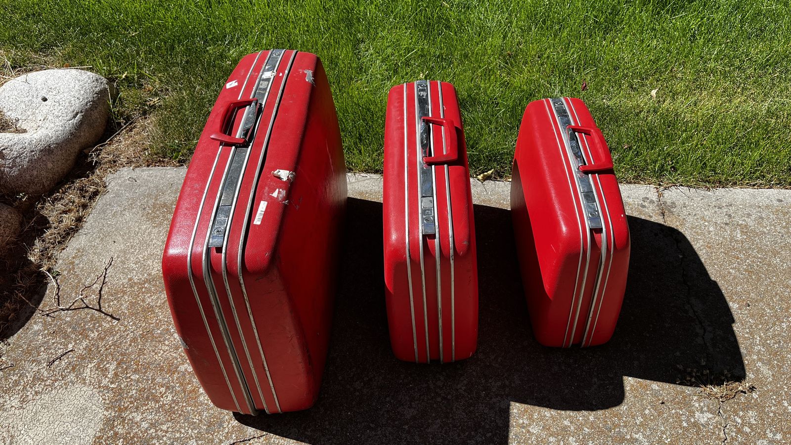 A set of three Samsonite hard-sided luggage.