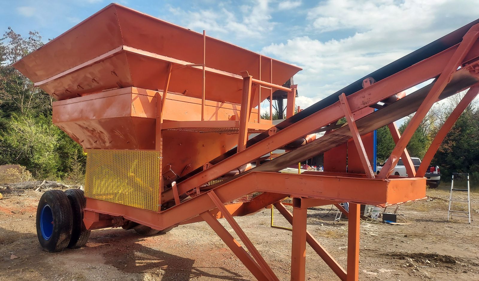 Trailer Mounted Portable Surge Aggregate Feed Bin 8 Ton Hopper Belt Feeder Asphalt Construction Quarry Equipment Dodge Motor