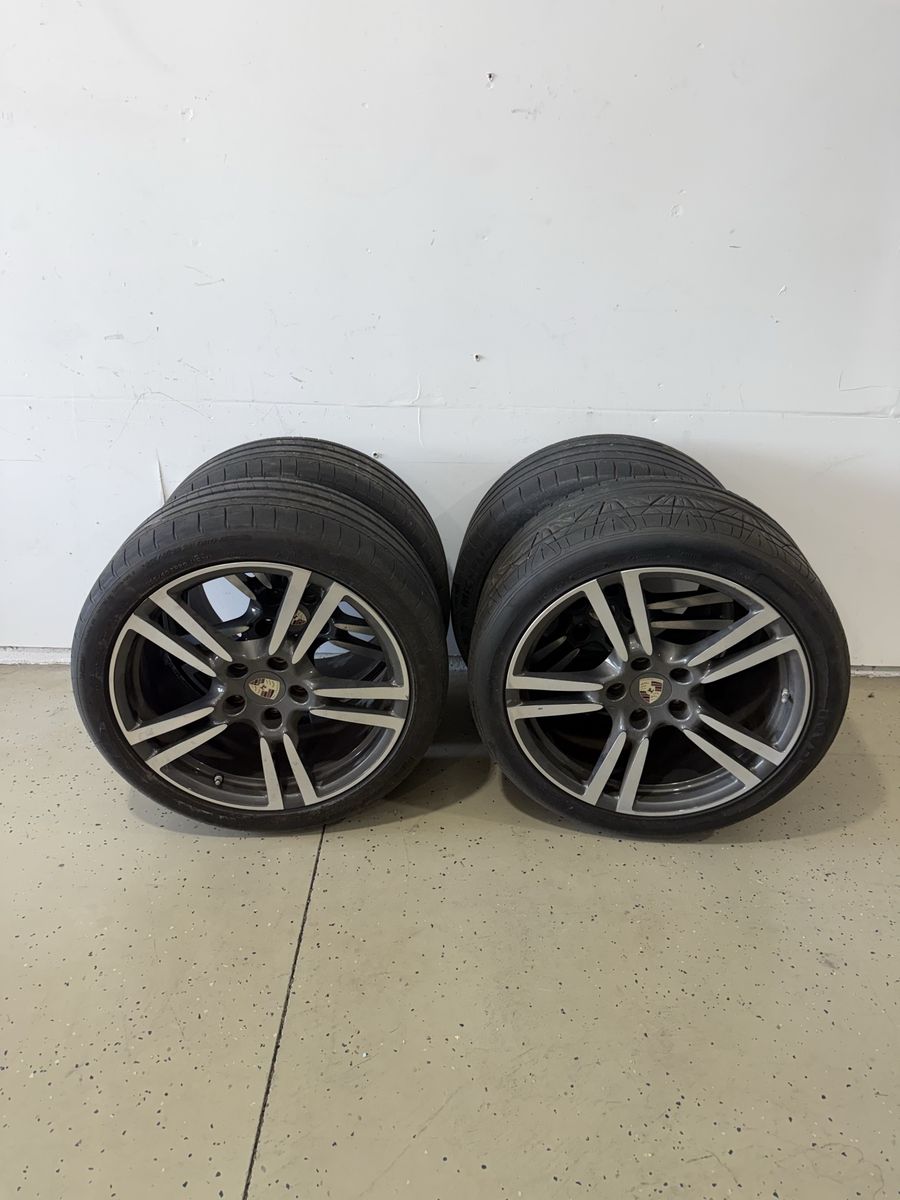 Panamera/Cayenne staggered wheelset