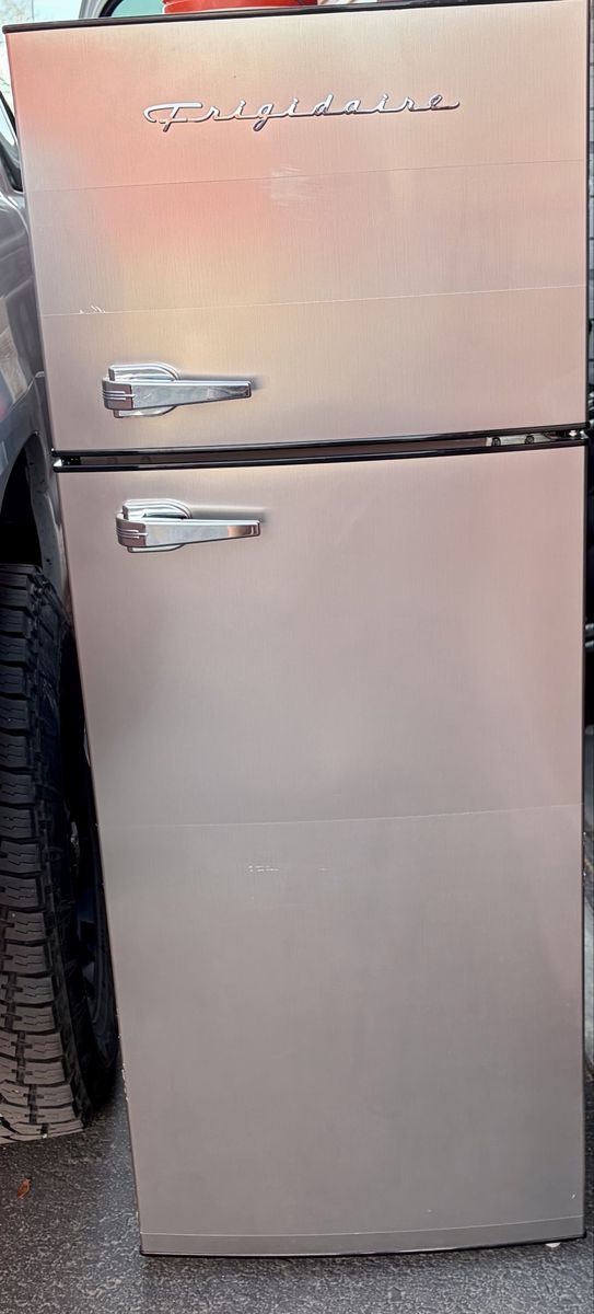 7.5 Cu. Ft.Mini fridge In Platium With Too Freeze