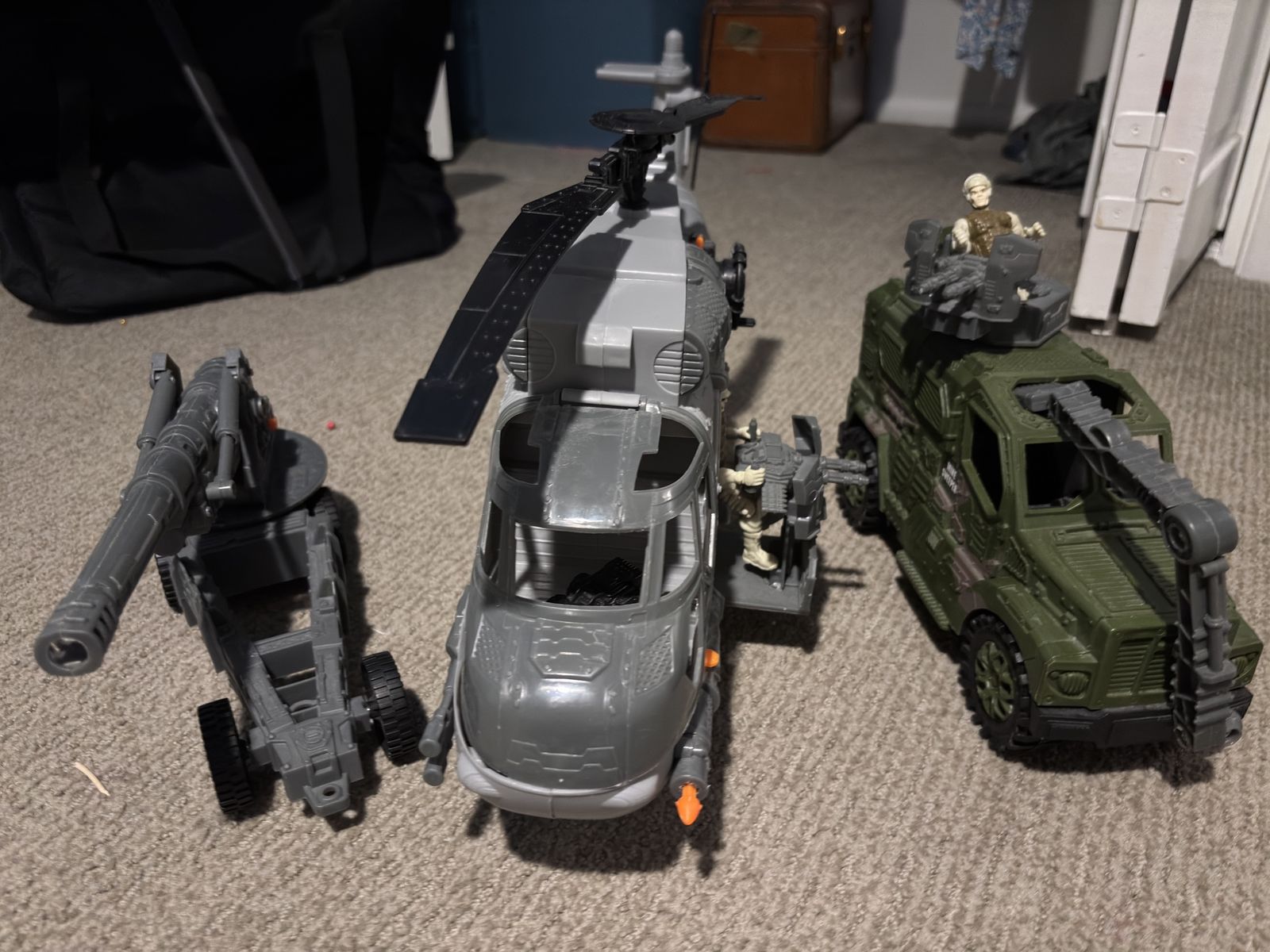 Like new! Helicopter and support vehicles ready for battle!