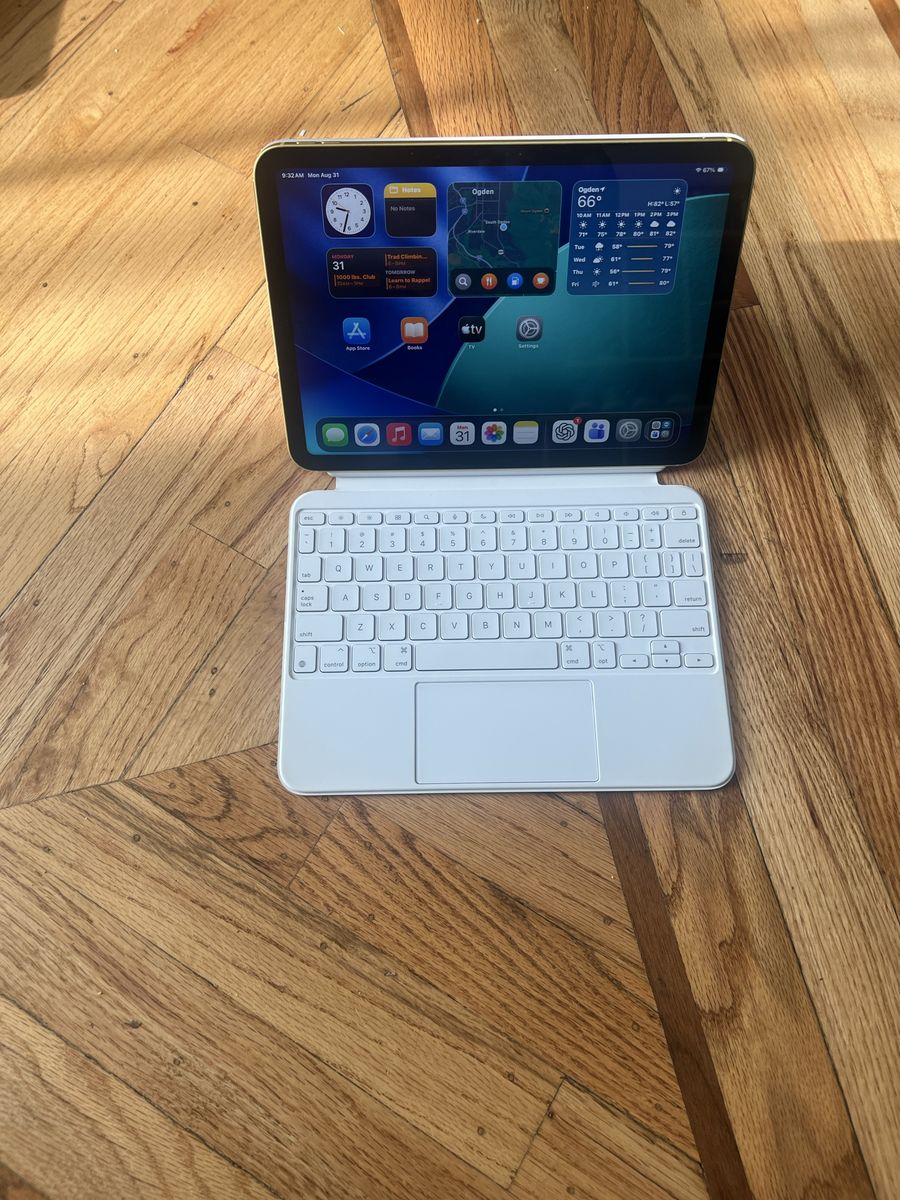 iPad 10th Gen 64GB Cellular Unlocked + Apple Magic Keyboard Folio – Mint