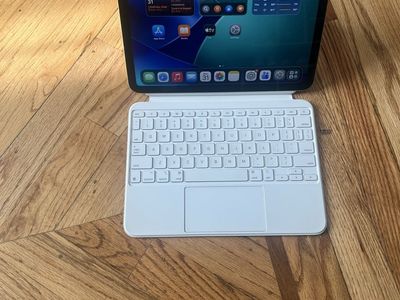 iPad 10th Gen 64GB Cellular Unlocked + Apple Magic Keyboard Folio – Mint