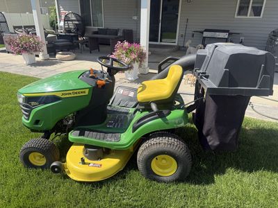 John Deere S100 Riding Lawnmower w /Bagger