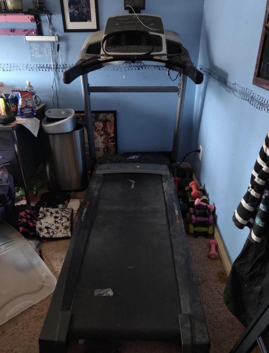 Nordic Track Treadmill w/ Incline Z1300i