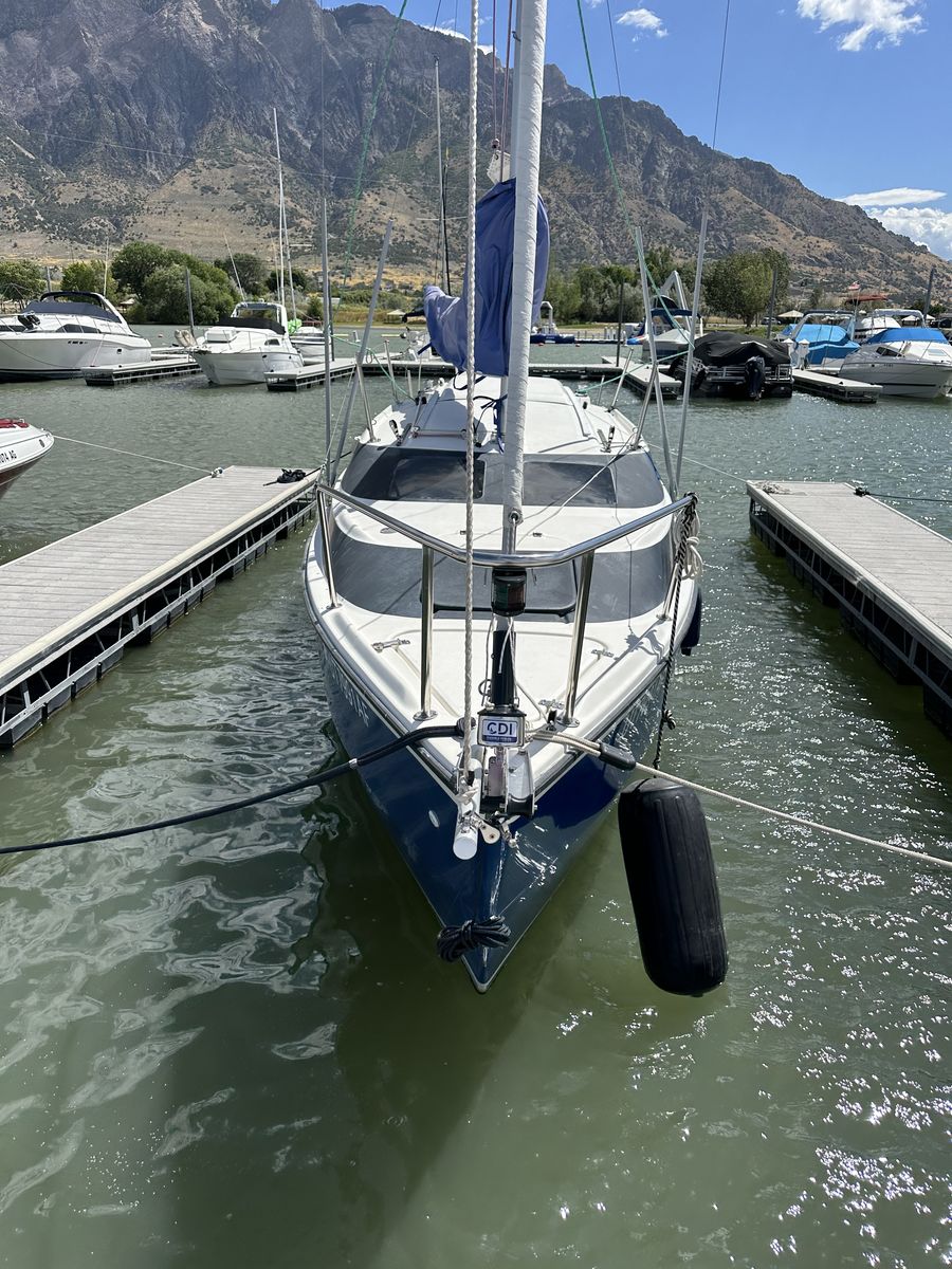 2010 Macgregor 26M (Blue And white)