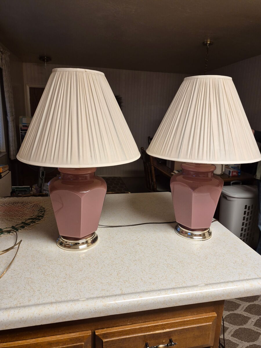 2 Ceramic mauve table lamps