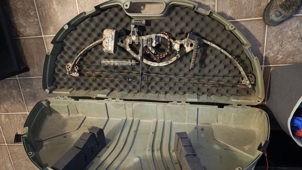 Hoyt MT Sport and bow case.