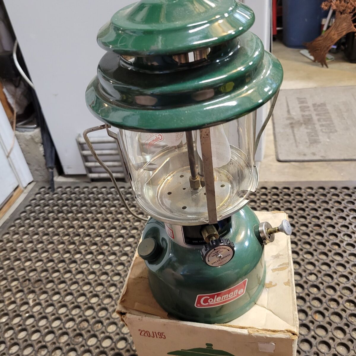 Vintage 1978 Coleman 220J195 Green 2 mantle lanter