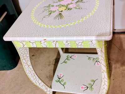 Teamson Design Side Table 26 " Tall
18 " Across