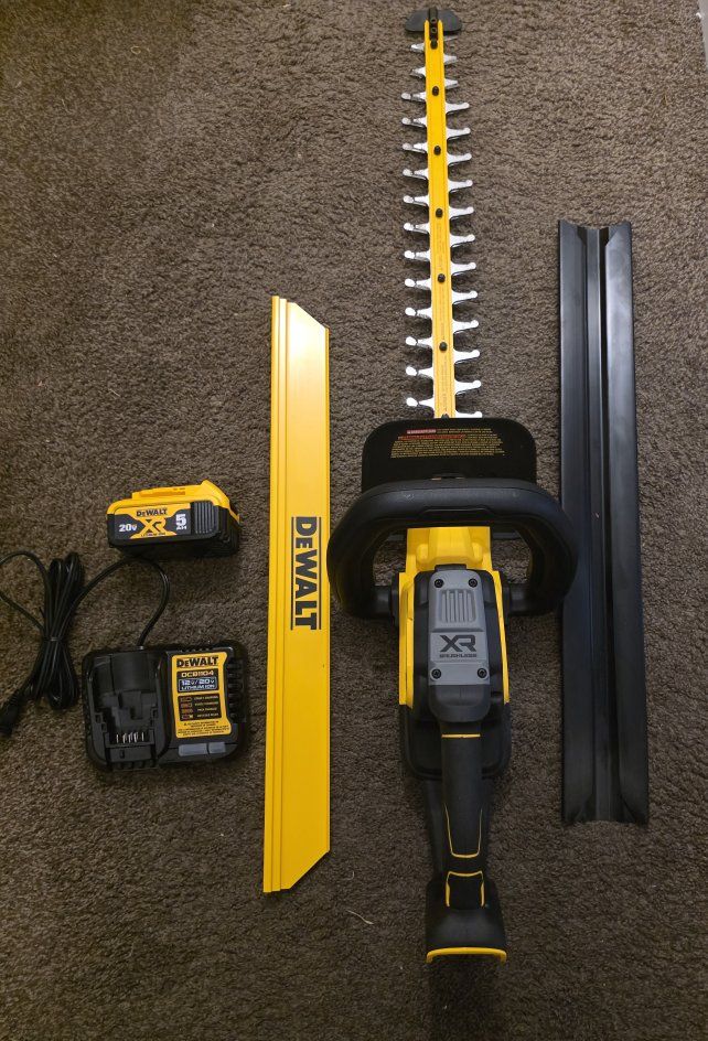 DeWalt 20V MAX XR 24 in. Cordless Brushless Hedge Trimmer Kit 