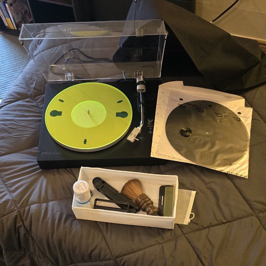 Mitchell Acoustic record player, bluetooth w/ cove