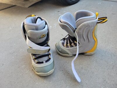 snowboard boots mens 5 women's 6