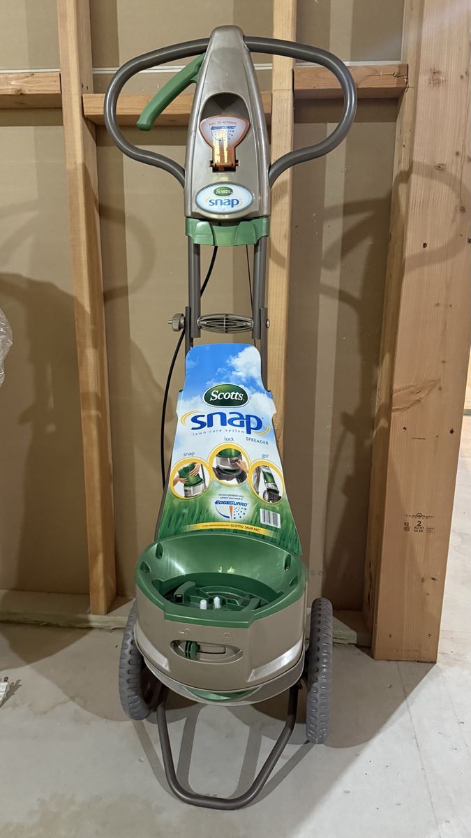 Scotts Snap Lock Lawn Care System Spreader with Edgeguard