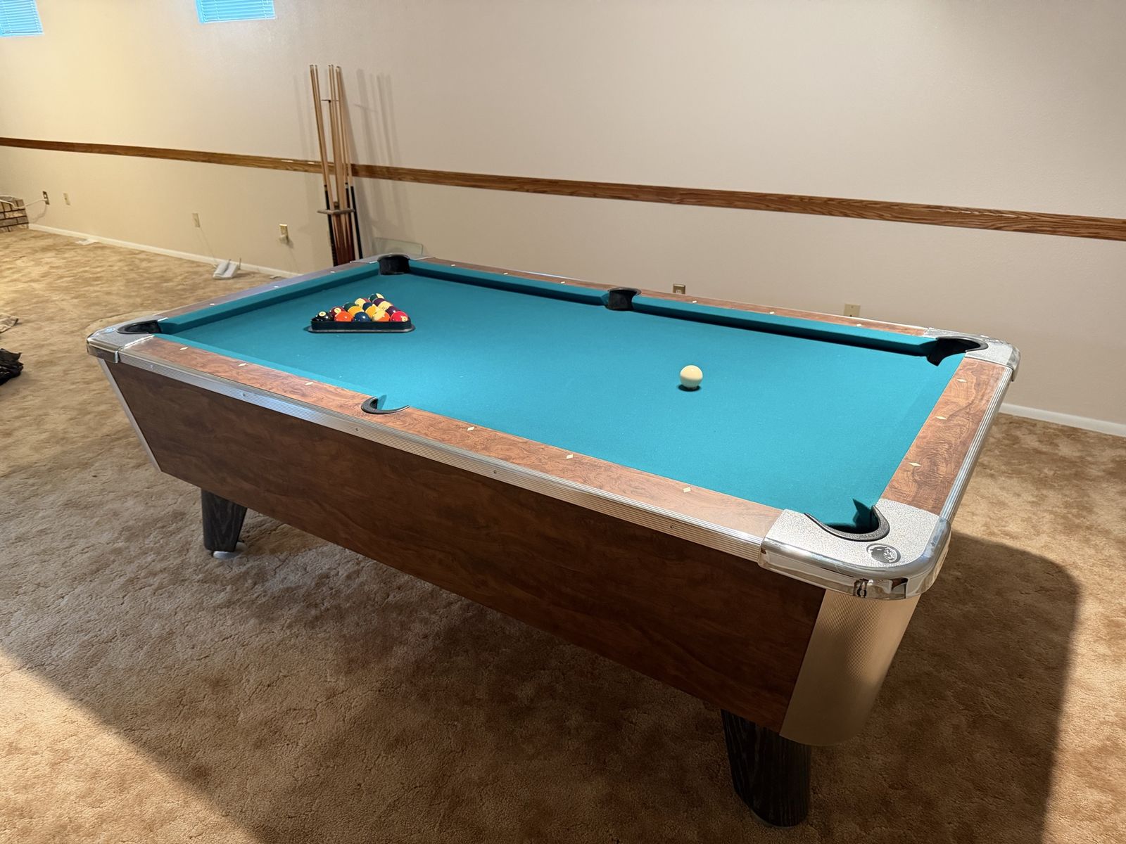 Valley Dynamo Classic Billiard Pool Table with queues, Great Condition