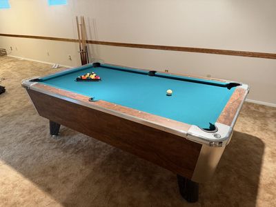 Valley Dynamo Classic Billiard Pool Table with queues, Great Condition