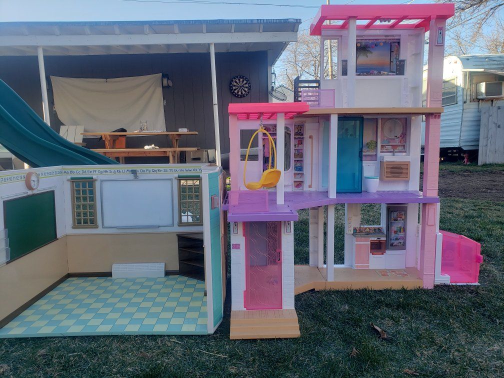 2 Pack Barbie Dreamhouse and American Girl School