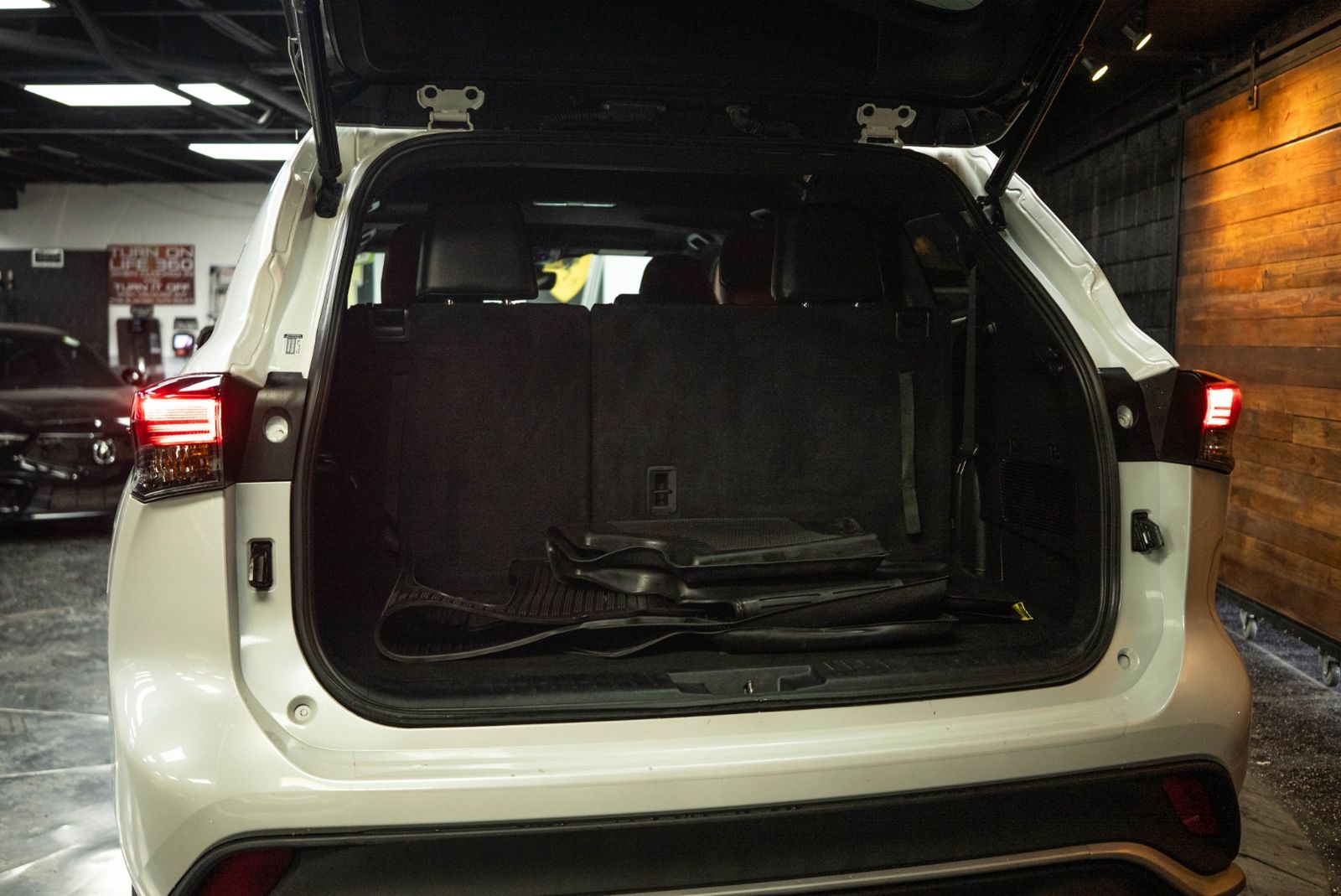 Main image 7