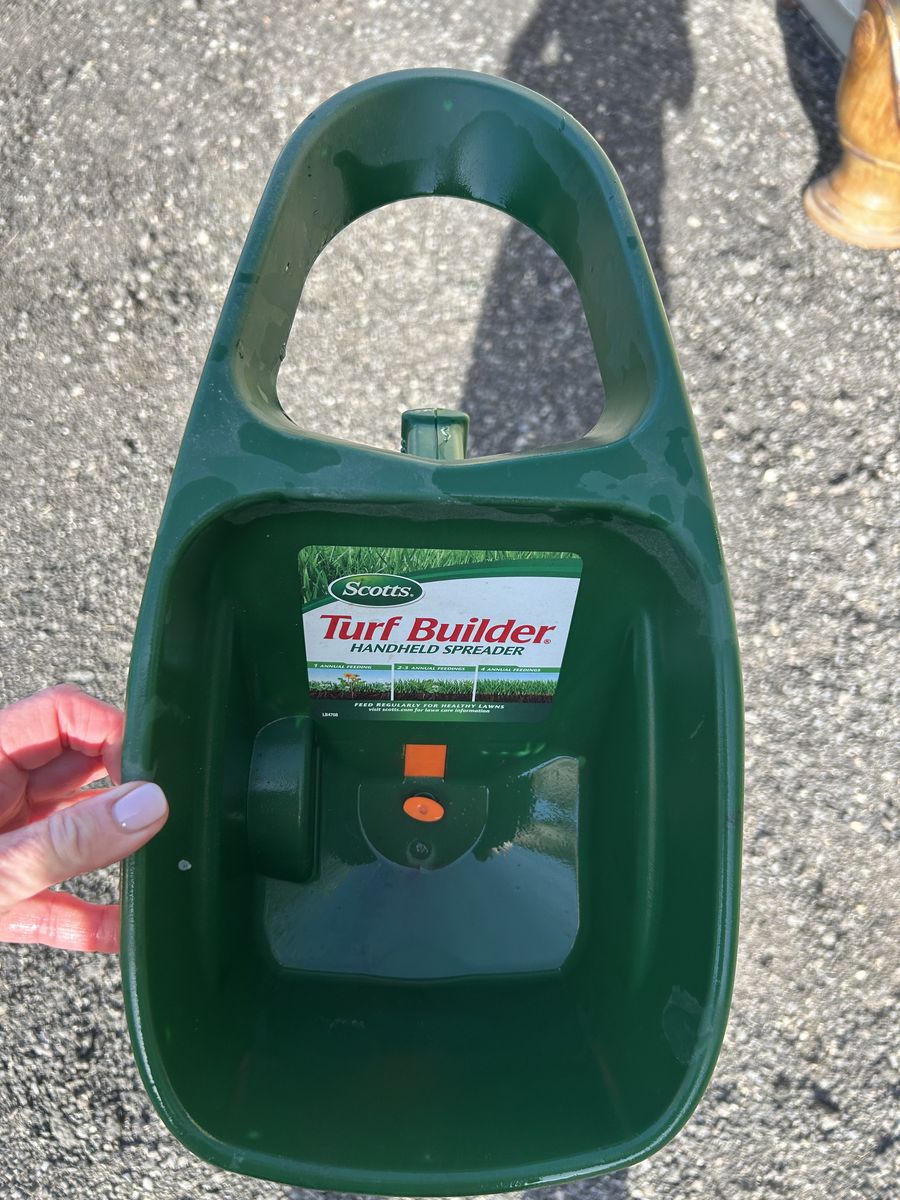 Scott’s Handheld Fertilizer Spreader Turf Builder