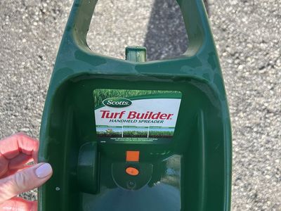 Scott’s Handheld Fertilizer Spreader Turf Builder