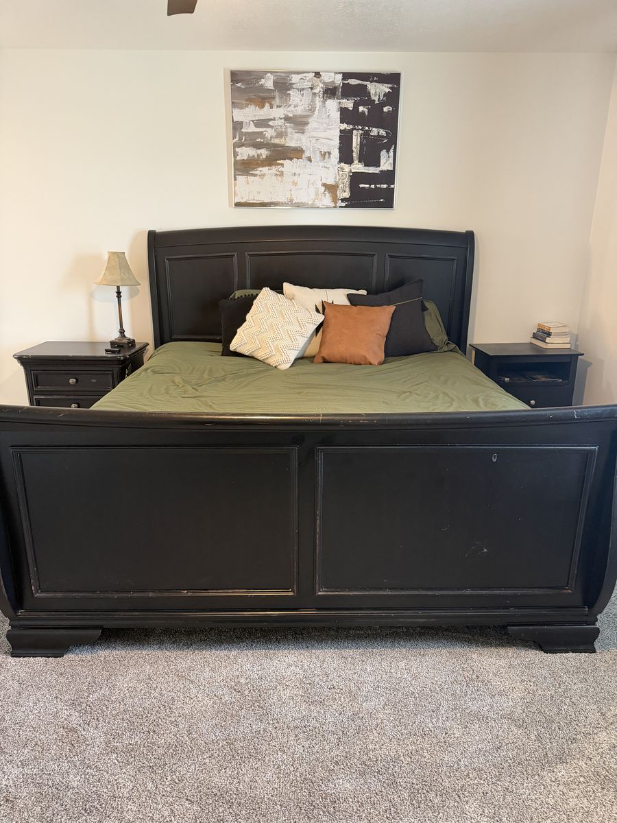 King Bedroom set (Bed, Dresser, Nightstand)