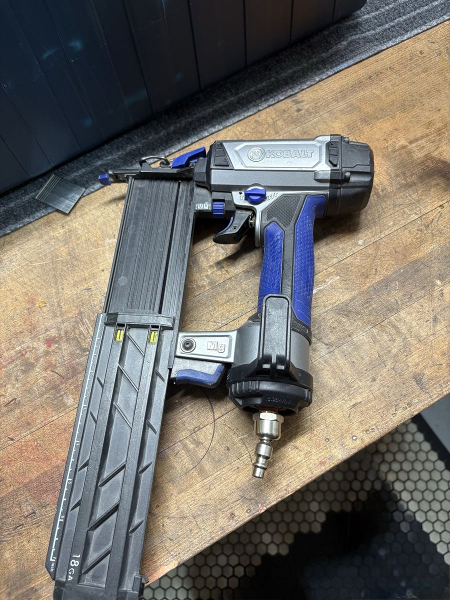 Kobalt 18GA Pneumatic Brad Nailer -