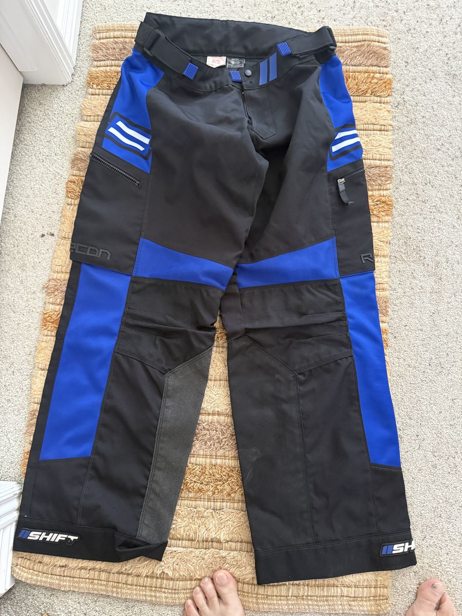 Motorcycle riding pants