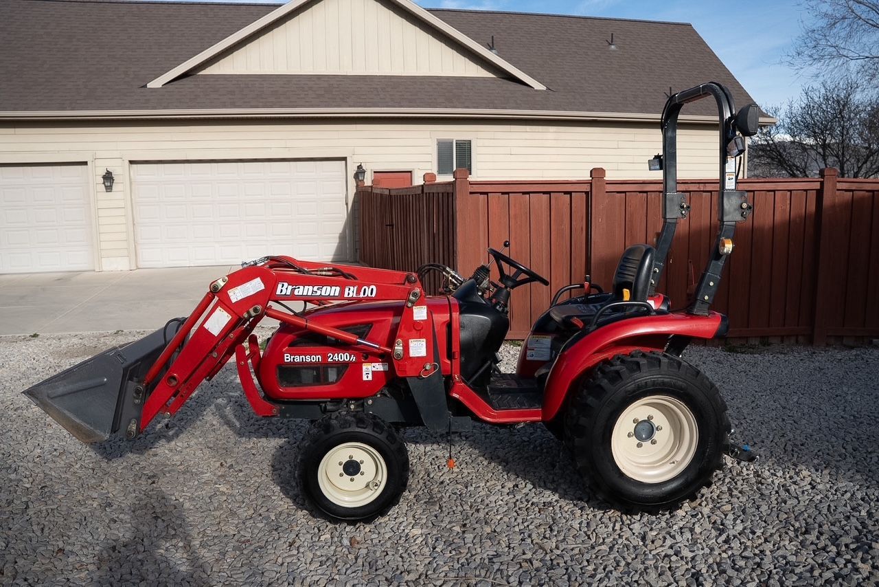 Branson Tractor 2400H with Loader