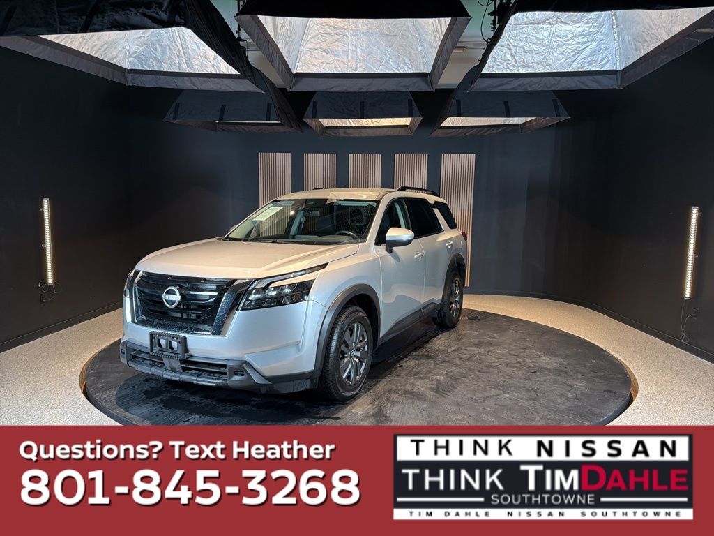 2025 Nissan Pathfinder SV