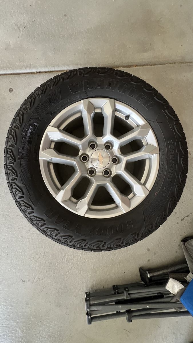 Chevrolet 1500 Wheels and Tires 265/65R18