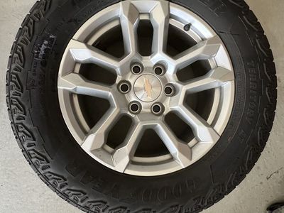 Chevrolet 1500 Wheels and Tires 265/65R18