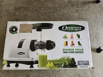 Omega MM900HDS Slow Masticating Celery Juicer