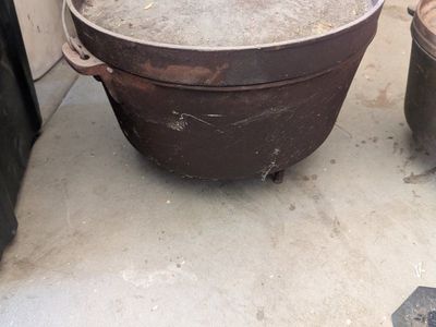 Vintage Cast Iron Dutch Oven Pot with Lid and Bail Handle