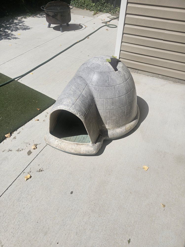 Large Igloo Dog House - Durable Outdoor Pet Shelter