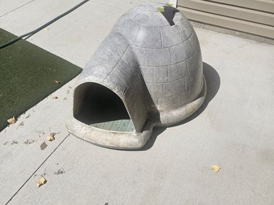 Large Igloo Dog House - Durable Outdoor Pet Shelter